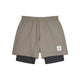 Saysky Pace 2 in 1 Shorts 5'', Herre, i taupe har indbyggede sorte kompressionsshorts, en elastisk linning og en hvid logopatch - ideel til maratonløbere, der søger komfort og stil.