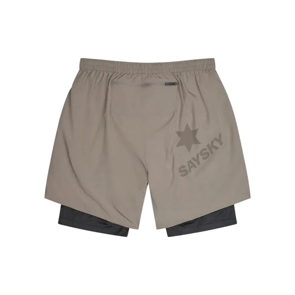 Saysky Pace 2 in 1 Shorts 5'', Herre, i taupe har sort inderfor, elastisk linning, lynlåslomme og SAYSKY-stjernelogo - perfekt til maratonløbere, der ønsker komfort og stil.