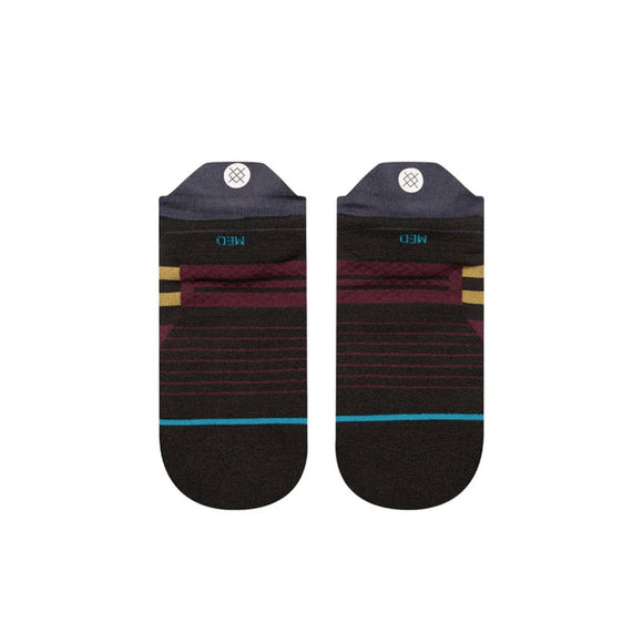 Et par Stance So Sporty Light Tab Dame-strømper i sort med flerfarvede striber vises side om side på en hvid baggrund med et MED-mærke nær manchetten.
