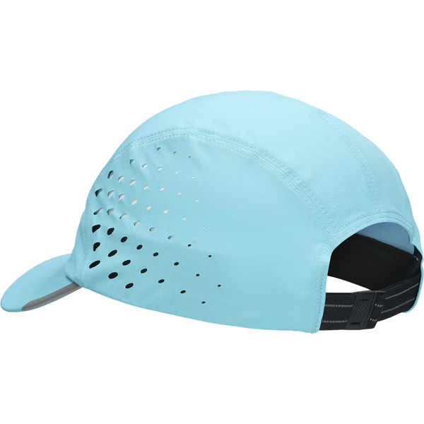 Asics Performance-løbehue, unisex, i farven Energy Aqua har en buet skygge, ventilationshuller i siderne og en justerbar sort rem bagpå. Den er fremstillet af hurtigtørrende materialer og vises her på en hvid baggrund.