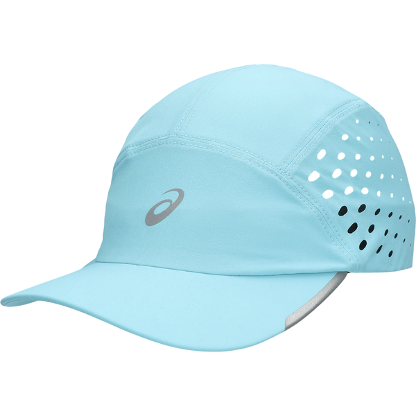 En Energy Aqua Performance-løbehue fra Asics med buet skygge, reflekterende detaljer, ventilationshuller i sidepanelerne og et lille gråt Asics-logo foran. Den unisex-hue, der tørrer hurtigt, er placeret i en vinkel, så både fronten og venstre side kan ses.