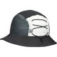 ASICS Performance Running Bucket Hat, unisex i Performance Black/Cream, har en sort skygge og paneler, et hvidt sideparti og en sort elastiksnor over det hvide område for solbeskyttelse og stilfuld performance.