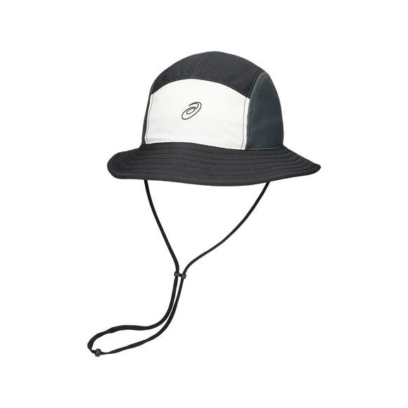 Asics Performance Running Bucket Hat, unisex i Performance Black/Cream, har hagerem og broderet frontlogo til solbeskyttelse, vist mod en almindelig hvid baggrund.