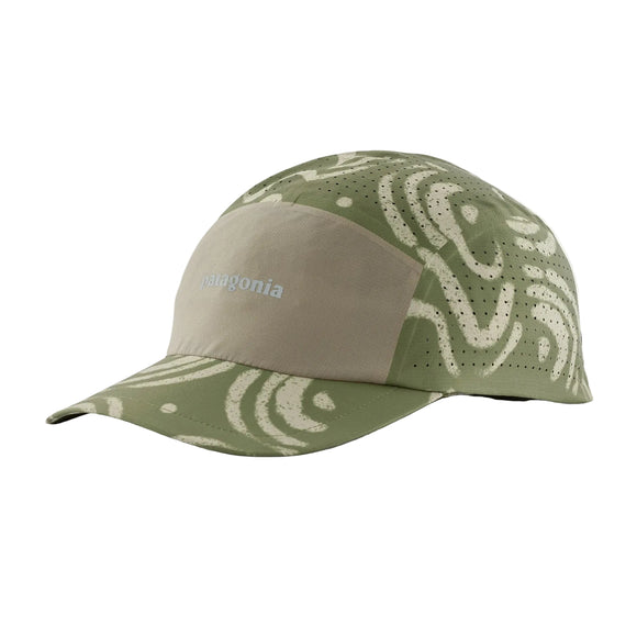 Patagonia Ultralightweight Ridge Hat, Unisex, Sand Waves: Caper Green har genbrugspolyester i lysegrøn med beige og hvide abstrakte mønstre, et beige frontpanel med ventilationsåbninger, en buet skygge og et hvidt Patagonia-logo på fronten.