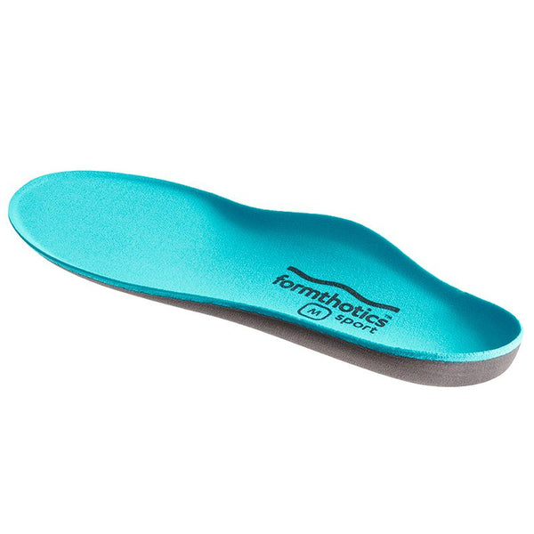 En enkelt Formthotics Sport Run Dual Indlægssåler, Unisex, Teal er vist i en vinkel for at fremhæve dens konturerede design, svangstøtte og støddæmpning med en grå underside. Perfekt valg blandt indlægssåler løb.
