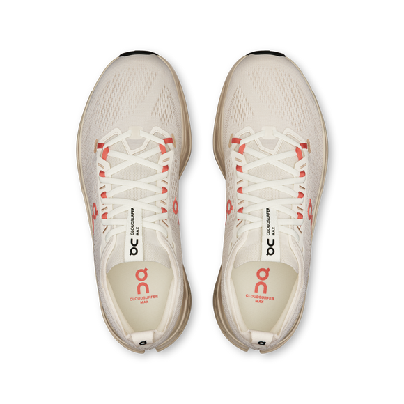 Et par On Cloudsurfer Max løbesko til herrer i farven Ivory/Salmon, med CloudTec Phase-teknologi for maksimal komfort. Set ovenfra mod sort baggrund, har skoene hvide snørebånd og mesh-lignende overdel.