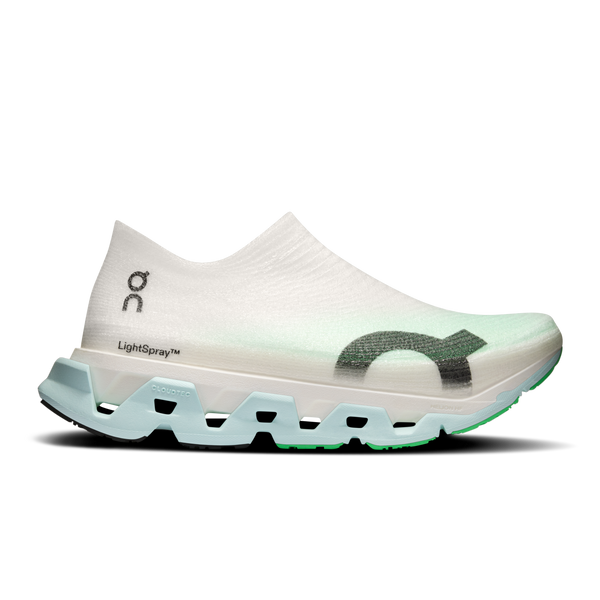 ON Cloudmonster 3 Hyper LS (Unisex, Flurry/Verdite) er en hvid slip-on-sportssko med en gennemsigtig overdel, en lyseblå mellemsål, grønne detaljer og en tyk, geometrisk sål med Helion HF-hyperskum, der sikrer komfort, samt minimalt mærke på siden.