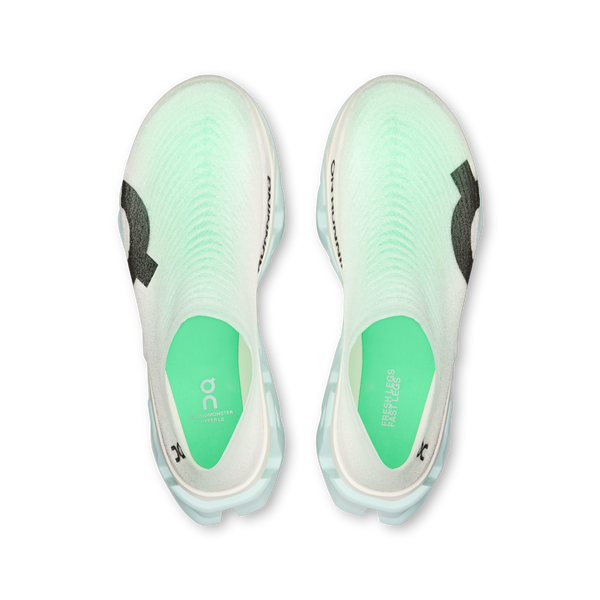Oversigtsbillede af ON Cloudmonster 3 Hyper LS slip-on-sneakers i farvekombinationen Flurry/Verdite, unisex-model med hvide såler og sorte detaljer. Med Helion HF hyper-skum for ekstra komfort; indlægssålerne er forsynet med mærket og ordet RECYCLER.