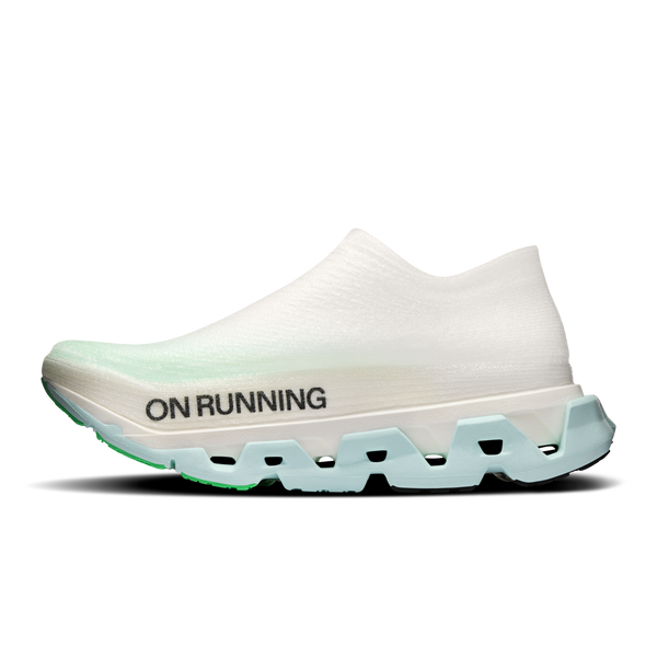 ON Cloudmonster 3 Hyper LS (Unisex, Flurry/Verdite) er en hvid løbesko uden snørebånd med en tyk Helion HF Hyper Foam-sål og »ON RUNNING«-logoet, der fremstår på en ensfarvet hvid baggrund.