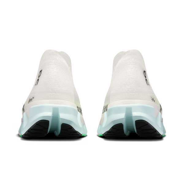 Et bagfra-billede af ON Cloudmonster 3 Hyper LS (Unisex, Flurry/Verdite) viser hvide sportssko med en LightSpray-overdel og en lyseblå og sort ydersål på en ensfarvet hvid baggrund.