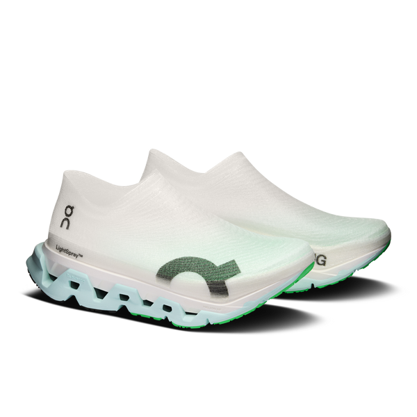 ON Cloudmonster 3 Hyper LS (Unisex, Flurry/Verdite) er et par hvide slip-on-sportssko med Helion HF-hyperskum, tykke, strukturerede såler, grønne detaljer på ydersålen samt sort logo på siden og hælen på hvid baggrund.