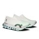 ON Cloudmonster 3 Hyper LS (Unisex, Flurry/Verdite) er et par hvide slip-on-sportssko med Helion HF-hyperskum, tykke, strukturerede såler, grønne detaljer på ydersålen samt sort logo på siden og hælen på hvid baggrund.