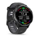 Garmin Forerunner 970 i Black/Amp Yellow har et rundt display, der viser svenske træningsstatistikker som skridtfrekvens og kadence, samt avanceret træningsteknologi og en sort silikonerem.