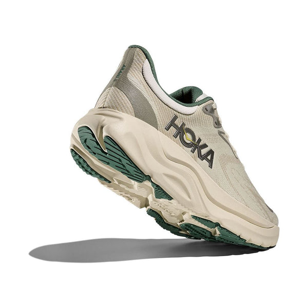 A Hoka Arahi 8 herre løbesko i farven Truffle Salt/Oyster Mushroom vises i profil mod en hvid baggrund, hvor sål og side-logo kan ses. Skoen er let vippet opad med en skygge under.