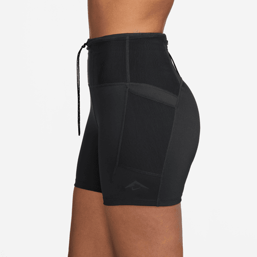 En kvinde ses fra siden iført Nike Dri-FIT High-Waisted 4" Tight Running Shorts i sort/sort med sidelommer og snøre i taljen for komfort og ydeevne på en almindelig hvid baggrund.