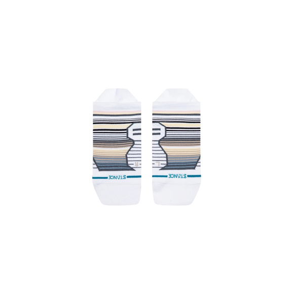 Et par Stance Trailhead Light Tab unisex-ankelstrømper i hvidt med vandrette beige, sorte og blå striber samt »STANCE« i blåt ved tæerne, vist side om side på en hvid baggrund. Designet som åndbare løbestrømper for optimal komfort og ydeevne på din næste trail-løbetur.