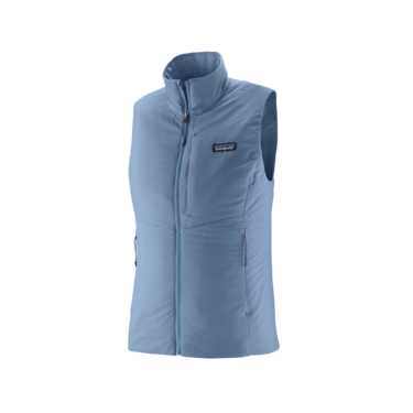Patagonia Nano-Air Light Vest til kvinder i Barnacle Blue har høj krave, ærmeløst design, lynlås foran, to sidelommer med lynlås, brystlomme og en lille logopatch. Vises på en hvid baggrund.