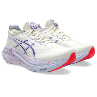 Asics Gel-Nimbus 27 Tokyo løbesko herre i Cream/Edo Purple har snørebånd, stødabsorbering for polstret komfort, hvid med lilla accenter, røde ydersåler og en hvid mellemsål med røde og blå prikker.