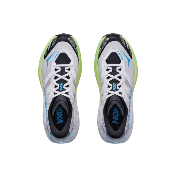 Et par Hoka Speedgoat 7 Dame trailsko i farvekombinationen Frost / Neon Yuzu, set ovenfra med deres iøjnefaldende hvide base og markante sorte, blå og neongrønne detaljer, placeret side om side på en ensfarvet hvid baggrund – perfekte til ethvert trail-løbeeventyr.