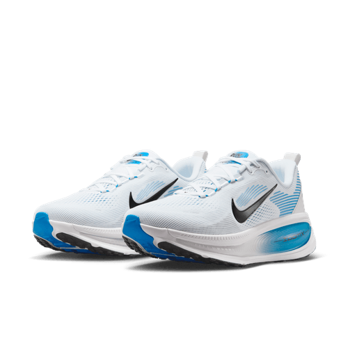 Nike Vomero 18 løbesko herre i White/Black-Blue Hero har en fed swoosh, avanceret stødabsorbering og blå detaljer på hæl og sål, vist mod en almindelig hvid baggrund.