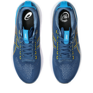 Et par Asics Gel-Kayano 32 løbesko herre i Twilight Blue/Anzu vises fra oven med snørebånd, mesh-overdel, gule detaljer og branding på pløsen og indersålen. Skoene står side om side på en hvid baggrund.