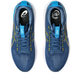 Et par Asics Gel-Kayano 32 løbesko herre i Twilight Blue/Anzu vises fra oven med snørebånd, mesh-overdel, gule detaljer og branding på pløsen og indersålen. Skoene står side om side på en hvid baggrund.