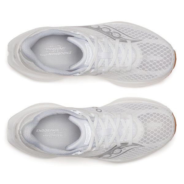 Et par Saucony Endorphin Speed 5 Dame løbesko i White/Gum, set ovenfra med mesh-overdel, hvide snørebånd og mærkevare på pløs/indlægssål. Ideelle til tempoløb og udstillet side om side på en almindelig hvid baggrund.