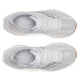 Et par Saucony Endorphin Speed 5 Dame løbesko i White/Gum, set ovenfra med mesh-overdel, hvide snørebånd og mærkevare på pløs/indlægssål. Ideelle til tempoløb og udstillet side om side på en almindelig hvid baggrund.