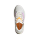 Et billede set ovenfra af Adidas Adistar BYD 2-løbeskoen til kvinder, der viser en hvid løbesko (CLOWHI/BLILIL/LUTA) med lilla og orange detaljer. Billedet fremhæver de synlige snørebånd, tungen med ADIST-logoet og detaljer i mesh. Den responsiv mellemsål er diskret integreret i designet, og skoen er fotograferet på en ensfarvet hvid baggrund.
