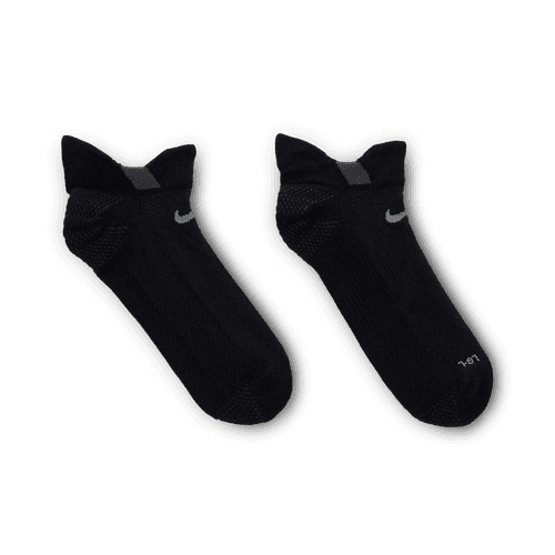 Et par Nike Fast Lightweight No Show unisex-strømper i Black/Dk Smoke Grey/Smoke Grey med spidse katteøre-detaljer ved hælen, hvidt Nike-logo og Dri-FIT-teknologi, vist på en almindelig hvid baggrund.