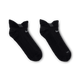 Et par Nike Fast Lightweight No Show unisex-strømper i Black/Dk Smoke Grey/Smoke Grey med spidse katteøre-detaljer ved hælen, hvidt Nike-logo og Dri-FIT-teknologi, vist på en almindelig hvid baggrund.