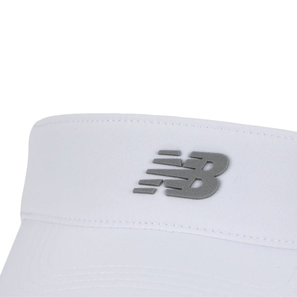 Et nærbillede af det hvide New Balance Performance Visor V 2.0, Unisex, med det grå NB-logo, fremstillet af fugttransporterende materialer med en justerbar pasform for optimal komfort.