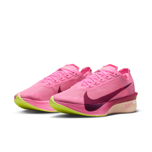 Nike Vaporfly Next% 4 Dame i Pink Spell/Bordeaux-Hyper Pink-Volt Ice har en mørk rødbrun swoosh, neongrønne såler og hvide hæl-accenter - elite konkurrence sko til din næste maraton, vist på hvid baggrund.