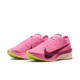 Nike Vaporfly Next% 4 Dame i Pink Spell/Bordeaux-Hyper Pink-Volt Ice har en mørk rødbrun swoosh, neongrønne såler og hvide hæl-accenter - elite konkurrence sko til din næste maraton, vist på hvid baggrund.