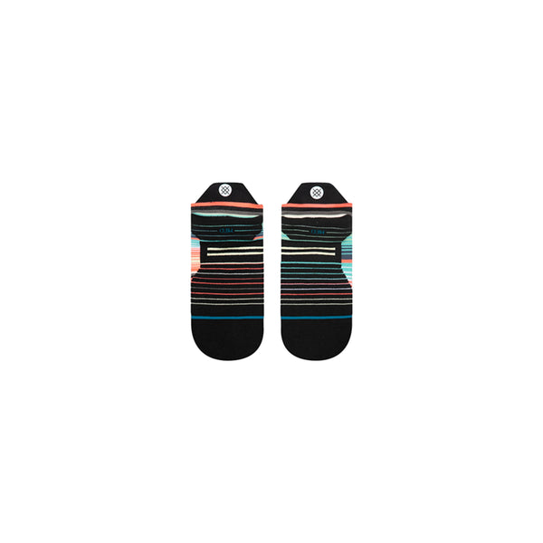 Stance Curren Light Tab unisex-strømperne i Coral er åndbare ankelstrømper med farverige vandrette striber, der vises lagt fladt ved siden af hinanden mod en hvid baggrund.