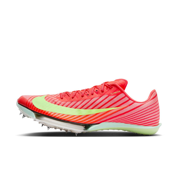 Et sidebillede af Nike Maxfly 2 unisex sprintspike i Bright Crimson/Washed Coral-Lime Blast med en stor lysegrøn Swoosh, orange detaljer, tynde striber og en spidssål, der giver eksplosiv energi på banen.