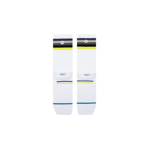 Et par Stance Line Up Mid Ribbed Crew unisex-sokker i hvidt er afbildet lagt fladt side om side på en ensfarvet hvid baggrund. Disse sokker har sorte, gule og grå striber nær toppen samt ekstra blå og gule linjer på tværs af foden.