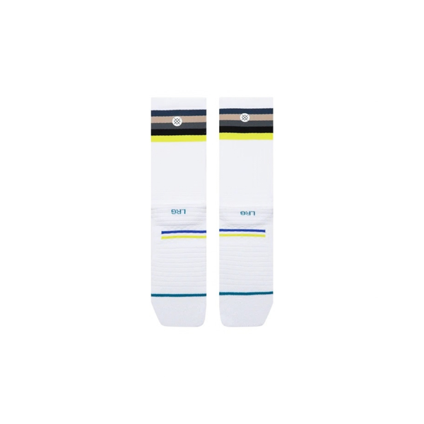 Et par Stance Line Up Mid Ribbed Crew unisex-sokker i hvidt er afbildet lagt fladt side om side på en ensfarvet hvid baggrund. Disse sokker har sorte, gule og grå striber nær toppen samt ekstra blå og gule linjer på tværs af foden.