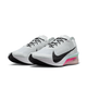 Et par Nike ZoomX Vaporfly Next% 4 løbesko til mænd i White/Black-Hyper Pink-Mint Foam med sort swoosh, sorte snørebånd, carbonplade og ZoomX-mellemsål med blå og pink accenter på en hvid baggrund.