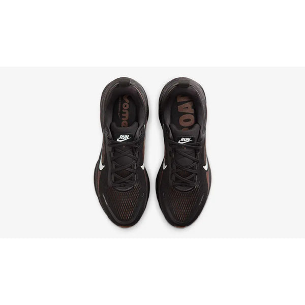 Et par Nike Vomero 18 Herre løbesko i Black/Ironstone-Velvet Brown set fra oven, med hvide swooshes på siderne og "RUN" trykt på højre indersål.