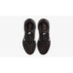 Et par Nike Vomero 18 Herre løbesko i Black/Ironstone-Velvet Brown set fra oven, med hvide swooshes på siderne og "RUN" trykt på højre indersål.