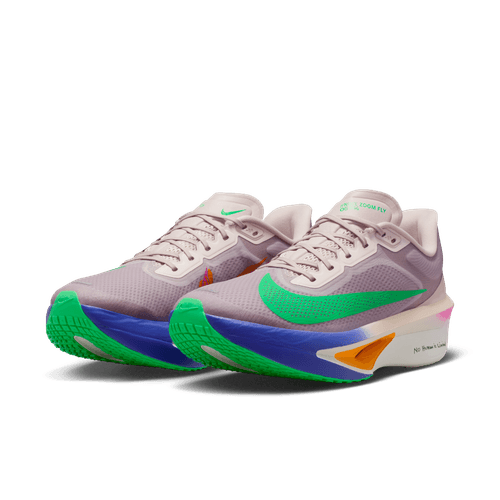 Et par Nike Zoom Fly 6 "Eliud Kipchoge" løbesko til mænd i Silt Red/Green Shock-Persian Violet, med lyslilla overdel, grønne swooshes, grønblå såler og orange accenter, vist vinklet for at vise top og sider.