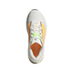 Oversigtsbillede af en hvid Adidas Adistar BYD 2 løbesko til mænd med orange og neongrønne detaljer. Denne ideelle løbesko til mænd har »ADISTAR« på tungen og tre orange striber langs siden, samt hvide snørebånd og en overdel i mesh. Det lette og responsive design gør den perfekt til både daglig træning og tempotræning.