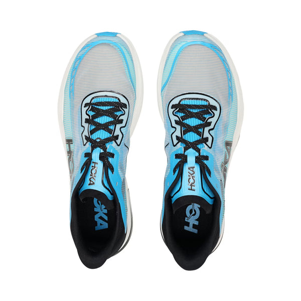 Topbillede af Hoka Cielo X1 2.0 unisex-løbesko i Skyward Blue/Cielo Blue med sorte snørebånd, carbonplade og synligt HOKA-mærke på tungen og indersålen. Skoene er placeret side om side på en hvid baggrund.