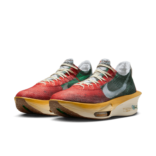 Et par Nike Alphafly Next% 3 Prm Herre maratonsko i Multi-Color/Clear-Starfish-Aloe Verde, med store sølvfarvede swooshes og tykke gule ZoomX-skumsåler, vises på en almindelig hvid baggrund.