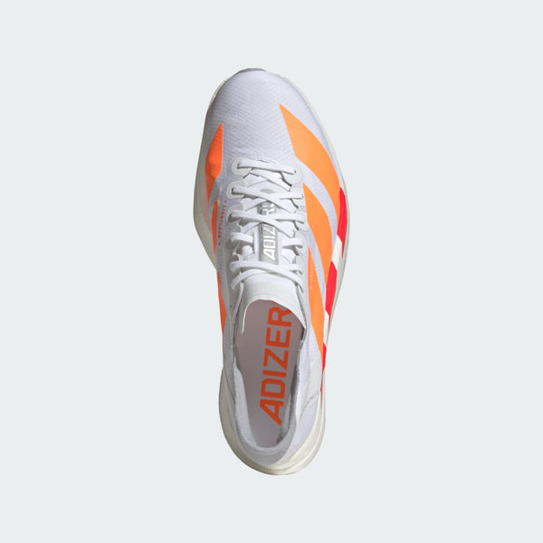 Et topbillede af Adidas Adizero Adios Pro 4 (Herre) i Cloud White/Lucid Orange/Lucid Red, der viser orange og røde diagonale sidestriber, ADIZER-tekst på tungen og indersålen, hvide snørebånd og en strømlinet silhuet.