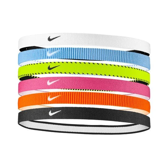 Nike Flex Classic Headbands 6pk (Unisex) i Bord/Vivid Pink/White-seks elastiske bånd med diskrete Nike-logoer, stablet lodret på en hvid baggrund. Perfekte træningspandebånd til din træning.