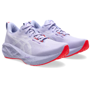 Et par Asics Novablast 5 Tokyo Dame løbesko i Vapor/Edo Purple med hvide detaljer, tykke plettede FF BLAST PLUS ECO-mellemsåler og knaldrøde ydersåler, vist i en trekvart vinkel på en hvid baggrund.
