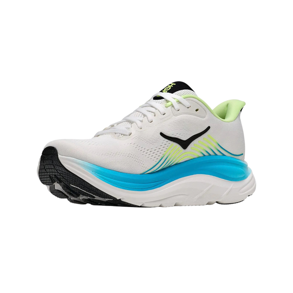 Hoka Clifton 11, Herre, Frost / Black er en hvid, neutral løbesko med en tyk, blå og hvid sål, sort logo, sorte og limegrønne detaljer samt en sort ydersål med mønster. Vist i vinkel på en ensfarvet hvid baggrund.