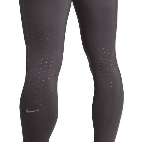 Nærbillede af en person iført Nike Swift High-Waisted 7/8 Running Tights med lommer i Thunder Grey/Reflective Silv, med små ventilationshuller på lår og knæ. Nike-logo nær venstre knæ. Almindelig hvid baggrund.